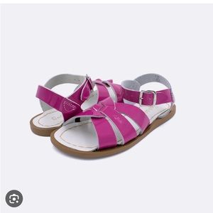 Women’s size 7 Saltwater Pink Fuchsia Sandals